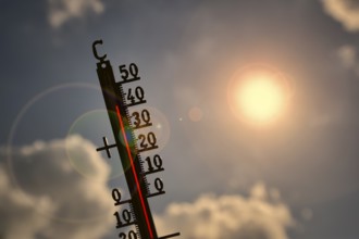 Symbolic image heat, heat wave, thermometer in the sun, 40 degrees Celsius, climate change,