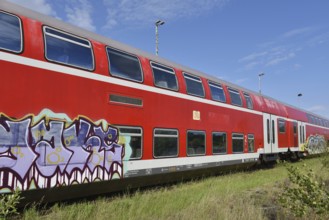 Double-decker carriage, double-decker train, double-decker carriage with graffiti