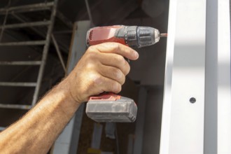 Window installation: Craftsmen install windows