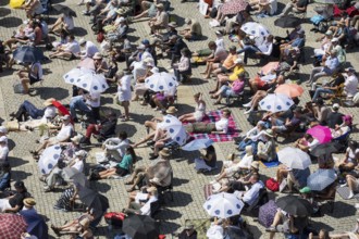 Visitors at the Staatsoper für alle, a free open-air concert with conductor Christian Thielemann