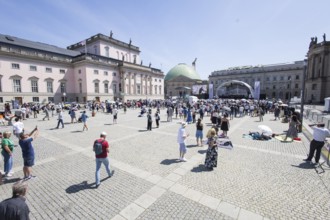 Due to high temperatures, only a few visitors are left after the concert break on Bebelplatz at the