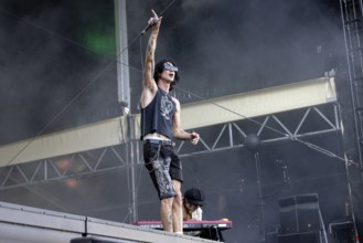 Remington Leith, singer, frontman, Palace Royale, rock band, USA, live open air at the Citadel