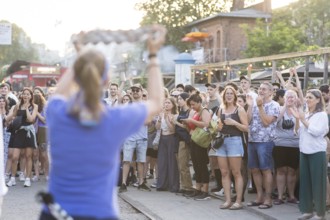 Spectators of the band Berlin Percussion on the RAW grounds as part of the Fête de la Musique. The
