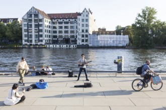 Guitarist at the East Side Gallery in front of the Spree as part of the Fête de la Musique. The