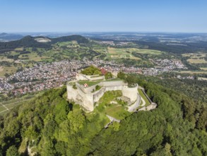 Luftbild von der hochmittelalterlichen Burgruine, Höhenburg Hohenneuffen am Albtrauf mit der Stadt