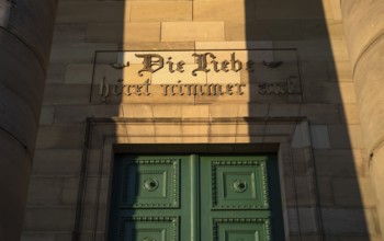 Entrance portal, burial chapel with inscription DIE LIEBE HÖRET NIMMER AUF on the Württemberg,