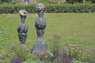 Sculpture Sun and Moon by Markus Lüpertz 2017, modern art, bronze sculpture, two faces, moon face,