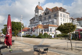 Apartment house, sea view, spa architecture, red parasol, Ostseeallee, Baltic resort, Kühlungsborn,