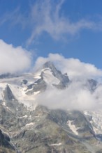 View from Franz Joseph Höhe into the mountains (Großglockner) with Pasterze on a sunny day at