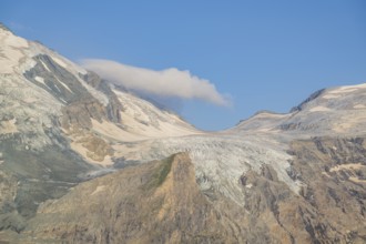 View from Franz Joseph Höhe into the mountains (Großglockner) with Pasterze on a sunny day at