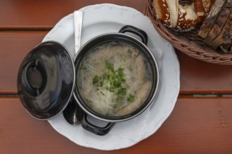 Six sour tips with onions, Franconian speciality served in a small enamel pot, Nuremberg, Middle