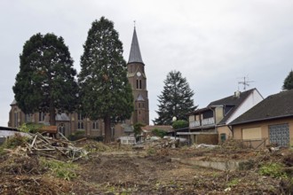Leave the church in the village... St Albanus (Kerpen-Manheim), old church in front of demolition,