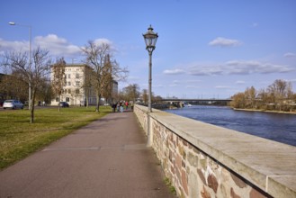 River Elbe, riverside promenade, sandstone wall, lantern, lawn, bare winter trees, car and