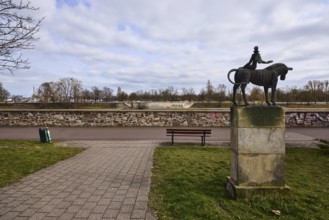 Sculpture Europe, metal sculpture, sculptor Lutz Holland, river Elbe, bare wintry trees, riverside