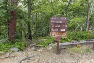 Trailhead sign for Pulpit Rock Trail in Cheaha State Park, Alabama, USA