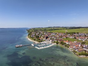 Luftbild von der Bodenseegemeinde Hagnau, Winzerdorf und beliebter Ferienort am Bodensee, dahinter