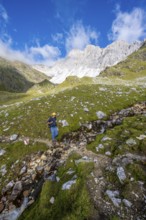 Mountaineers on a hiking trail, behind them rocky mountain peaks of the Moarer Weißen, Seven Lakes