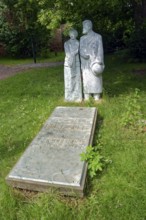 The philosopher Friedrich Nietzsche on his mother's arm at his grave, sculptures Röckener Bacchanal