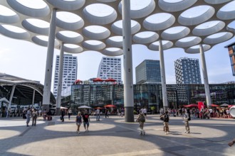Utrecht Centraal station, station forecourt at Hoog Catharijne shopping centre and station