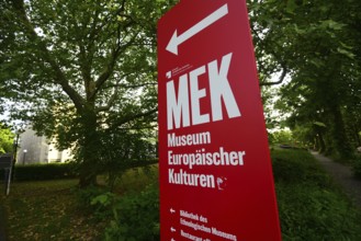 Signpost to the Museum of European Cultures (MEK) on the Dahlem research campus