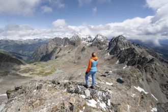 Mountaineer in rocky mountain landscape, at the summit of Keeskopf, behind summit of Petzeck, Hoher