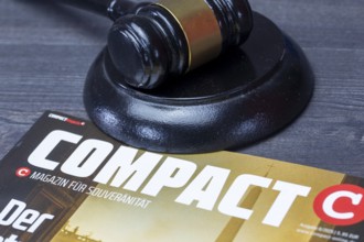 COMPACT MAGAZINE with a judge's gavel. A ban is being negotiated at the Federal Administrative