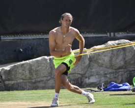 Stretching, training, warm-up, Alexander Zverev GER, upper body naked, tennis, ATP 250, BOSS Open