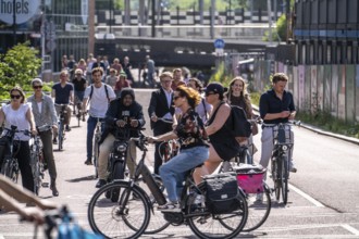 Central cycle path along the Vredenburg, behind the main station, Utrecht Centraal, in the city