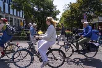 Central cycle path on the Lange Viestraat, lanes for pedestrians, cyclists and local traffic are
