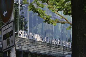 The Seminaris Campus Hotel is located between university, cultural and scientific institutions on