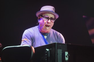 Dave K. Mathews, keyboardist of Santana live on Oneness Tour 2025 at the Uber Arena in Berlin on 13