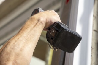 Window installation: Craftsmen install windows