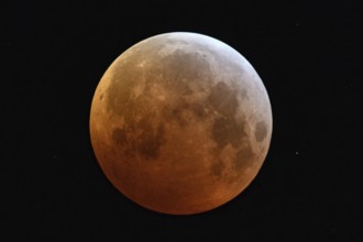 Blood moon (lunar eclipse), orange moon on 21 January 2019, 04:10 a.m., entry of the supermoon into
