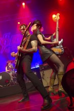 Jennie Vee, Bssistin, Jesse The Devil Hughes, Singer of EAGLES OF DEATH METAL, live at Kesselhaus