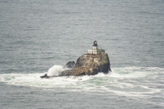 Tillamook Rock Light Lighthouse in strong surf, Terrible Tilly, Oregon, USA, North America