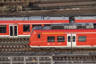 Train on the line, platform tracks in front of Cologne-Messe/Deutz station, S-Bahn, North