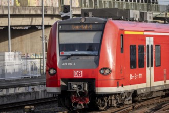 Train on the line, platform tracks in front of Cologne-Messe/Deutz station, S-Bahn, empty journey