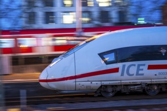 Train on the line, platform tracks in front of Cologne-Messe/Deutz station, ICE long-distance