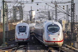 Trains on the line, platform tracks in front of Cologne-Messe/Deutz station, ICE long-distance
