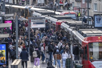Tram stop Bahnhof Deutz/Lanxess Arena in Cologne-Deutz, rush hour in the afternoon, full platforms,