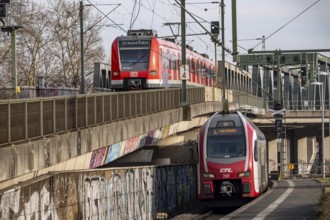 Trains on the line, platform tracks in front of Cologne-Messe/Deutz station, regional trains, North