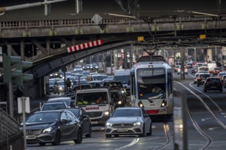 City traffic in Cologne-Deutz, rush hour in the afternoon, Deutz-Mülheimer Straße, railroad