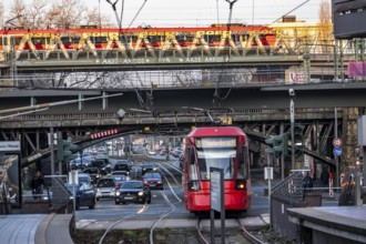 Regional train on the line, railway bridge over Deutz-Mülheimer-Straße, more than 10 tracks crosses