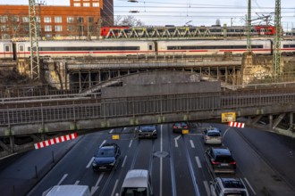 ICE and S-Bahn train on the line, railway bridge over Deutz-Mülheimer-Straße, more than 10 tracks