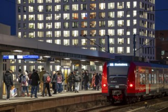 Passengers on the platform, regional train, S-Bahn, at Cologne-Messe/Deutz station, 2nd largest