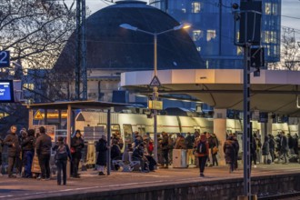 Passengers on the platform, regional train at Cologne-Messe/Deutz station, 2nd largest train
