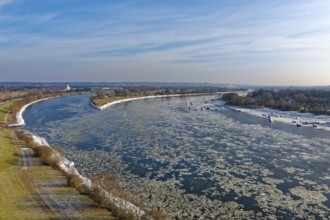 Ice rink on the Elbe near Hamburg near the Schwinder Haken off the Elbe island of Geesthacht.