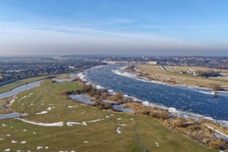 Icy riverbanks of the Elbe and ice in the foothills of the Elbe near Hohnstorf, Lüneburg district,