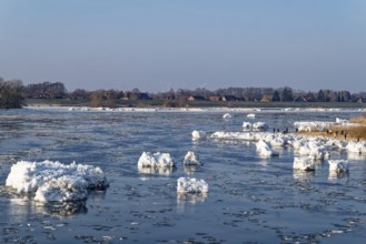 Ice flow on the Elbe in the area of the federal waterway near Geesthacht on a cold winter day.
