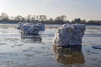 Icebergs on the Elbe river near Geesthacht on a cold winter day. Geesthacht, Schleswig-Holstein,